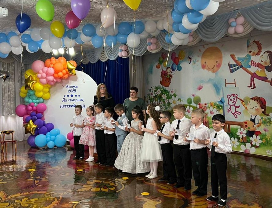 Ура! Награждение детей знаками отличия ГТО на выпускных в детских садах!